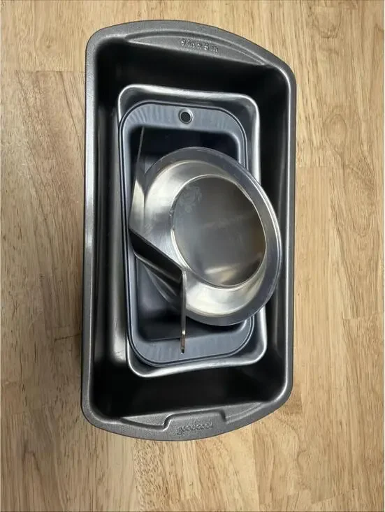 Baking Pans 3 Loaf Pans A Bake And Lift Pie Server & 2 Small 5” Pie Pans - Picture 15 of 15